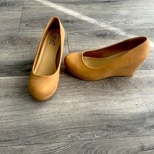 Y•not comfort woman’s platform shoes in tan suede. Sz. 8.5 woman’s